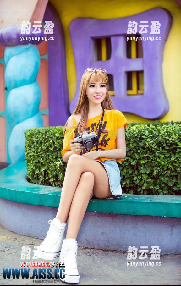 校园游乐场：爱丝写真集里的直穿少女，下载一个开启快乐模式！