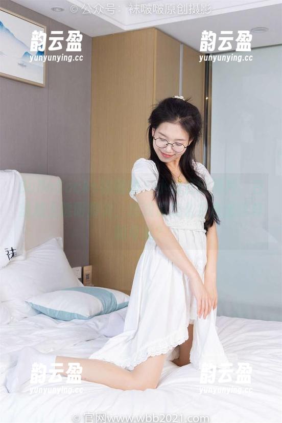 BoBoSocks袜啵啵 - 小甜豆的照片，白丝加上透明脚尖，想知道怎么组合出这样的奇观？