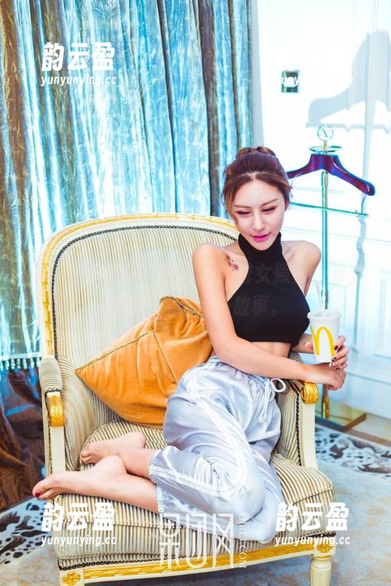 GIRLT果团网 - 黄歆苑的修女照片，身后的光影似乎都有故事。