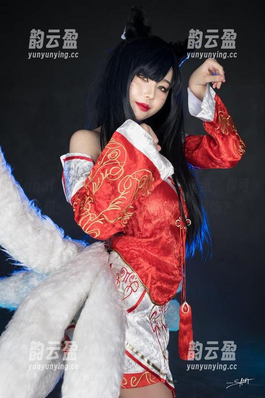 Yuna(윤아)在圣诞树旁的高清壁纸，你可能会想：“这到底是人还是树的配饰？”