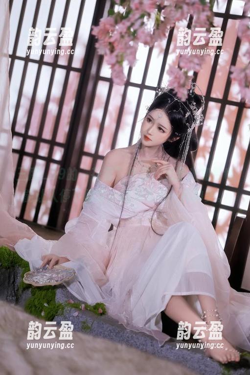 三度_69 三度_69的“花雾”作品,无圣光加持也能让人停下脚步,遇见了不一样的美。