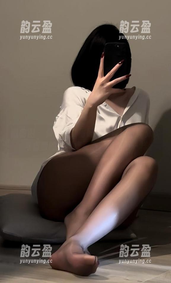 微密圈 - 保守的二舅妈的对镜独白：真实与虚假的写真集更新，绝对不一样