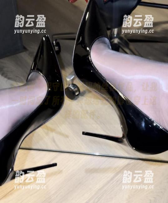 保守的二舅妈 微密圈 - 保守的二舅妈的丝袜作品,让我一时间忘了所有,真想给我的脚也穿上这样的配件。