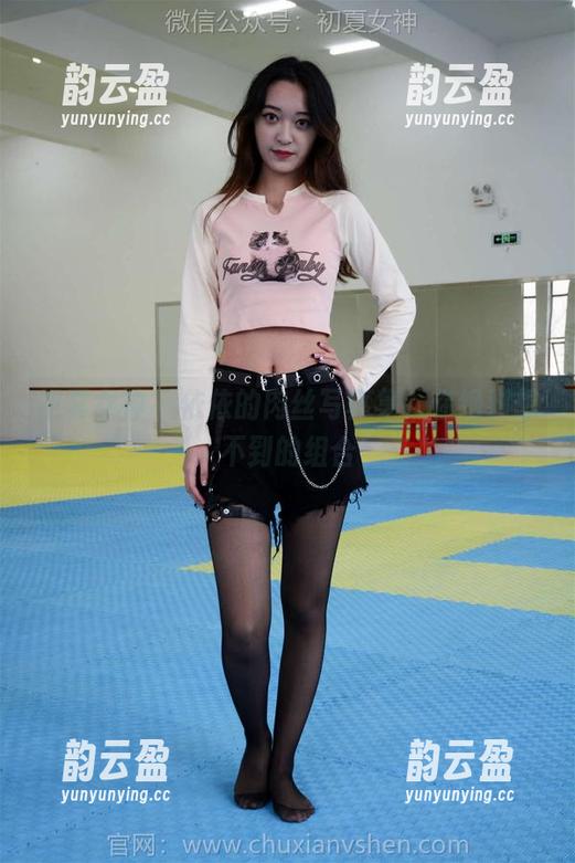 初夏女神-依依 初夏女神 - 依依的肉丝写真集,你绝对想不到的组合