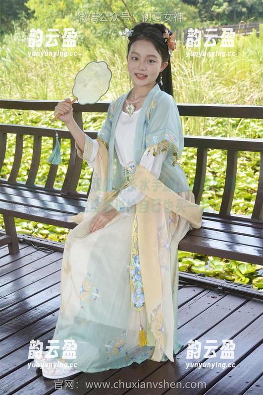 初夏女神 - 双双的黑系水手服：资源妙用，别说你还没想过给自己也买一套！
