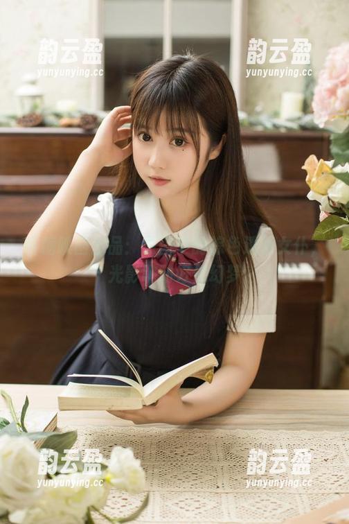 喵糖映画出品：原图中的棕色透明女仆，光影跳动好似幻梦
