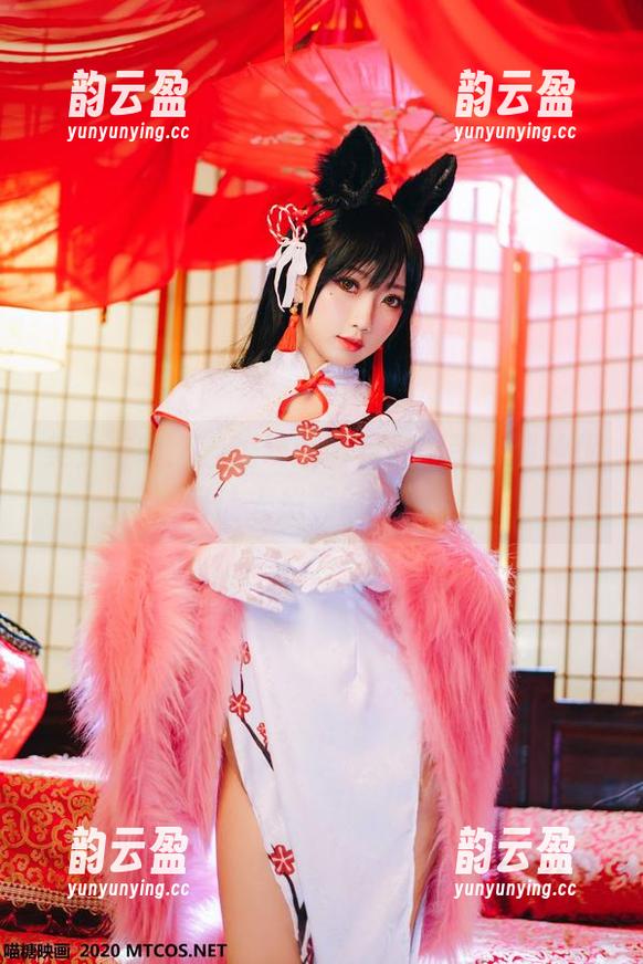 美女与蝶：喵糖映画蓝裙蝶原图，那种优雅让人想翩然跟风。