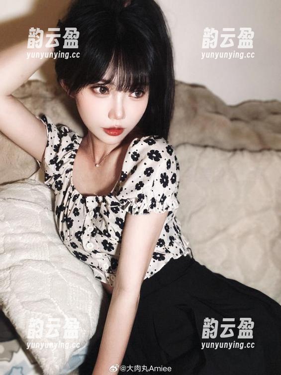 一场大肉丸Amiee和服的在线美图秀：你能找到我？