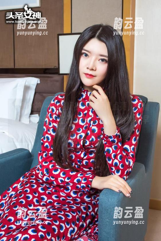 头条女神 - 周熙妍被制服瞬间点亮，最新的美图让我产生了强烈的“我想给她做早饭”的冲动！
