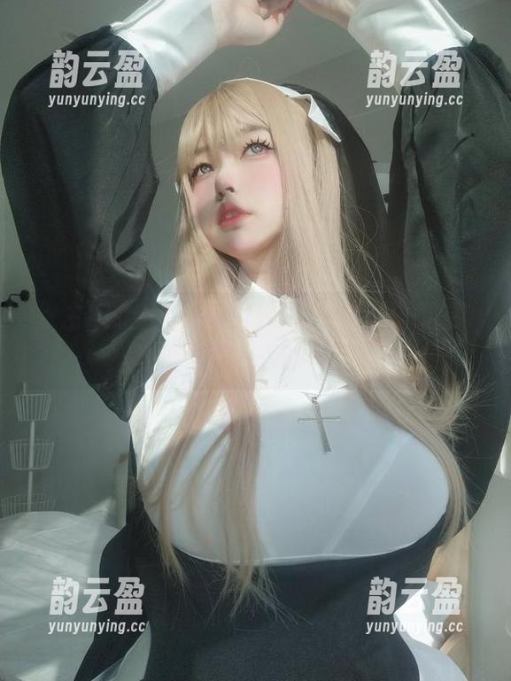 女主K的全套穿搭就像秋天的落叶，图包里蕴含着淡淡的惆怅。