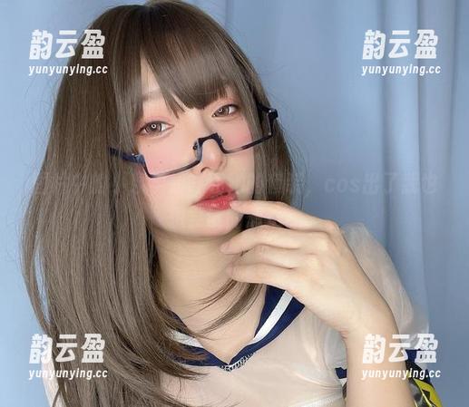图片中的小泉学姐吖和她的套装，cos出了我也想尝试的想法。