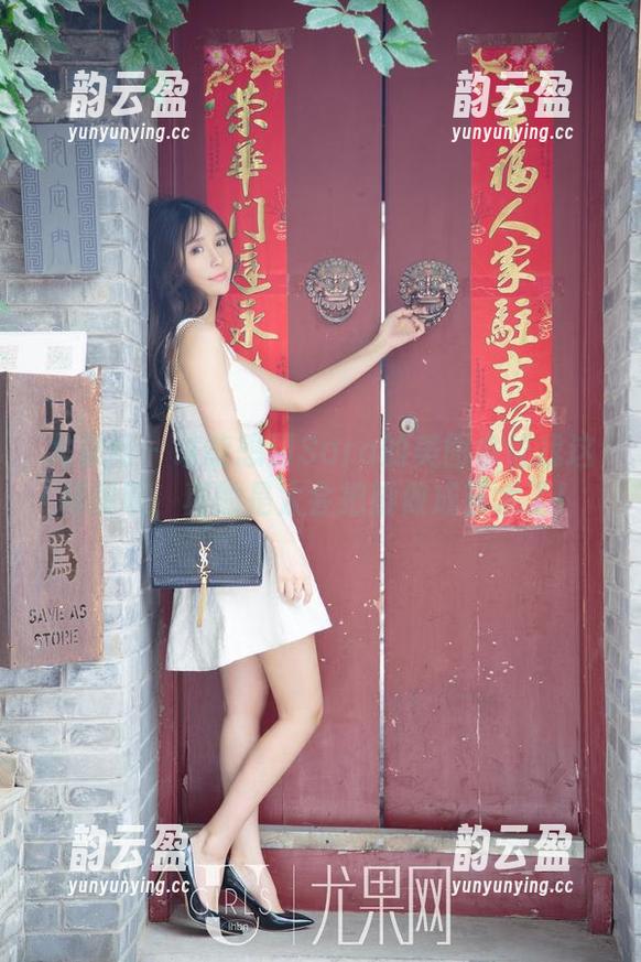 尤果网-Sara 尤果网 - 谁能想到Sara的美图会让我这样赞叹,真的是太会把脚做成艺术了!