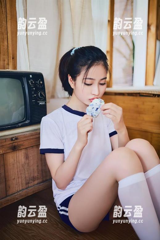 连体衣搭配年年Nnian的背景，高清照片里的喜感不要太明显。