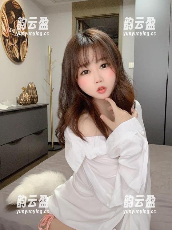 是依酱呀T恤底下，谁还在意内裤和袜子呢？（写真套图骗你不久）