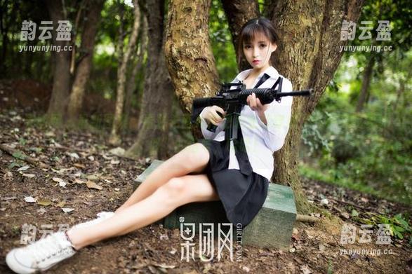 果团网-裴希西 果团网 - 最新图集:看裴希西如何把职业装穿成了一种“我要休假”的信号,哈哈!