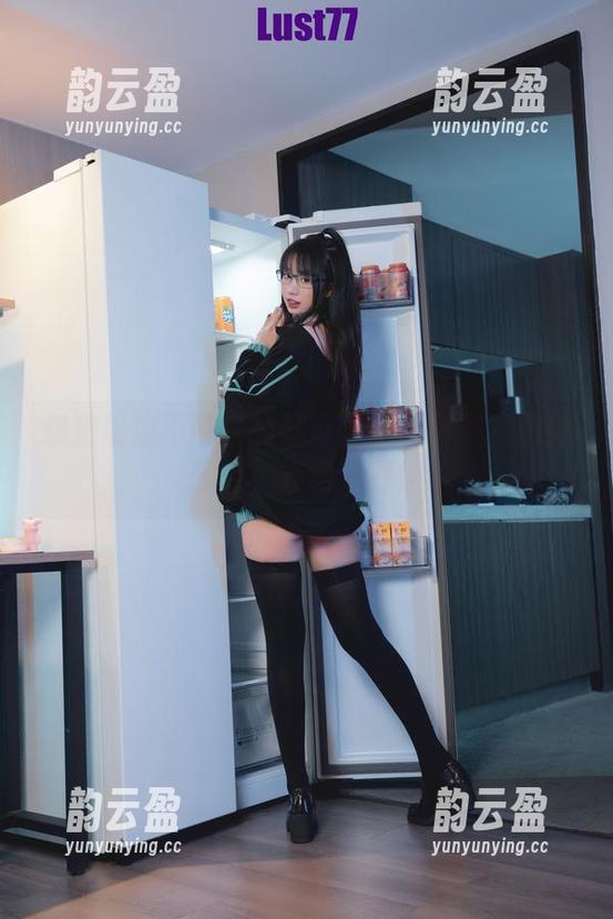 想把柒柒不可爱的魅魔姿态带回家？俯身图库，轻松下载！