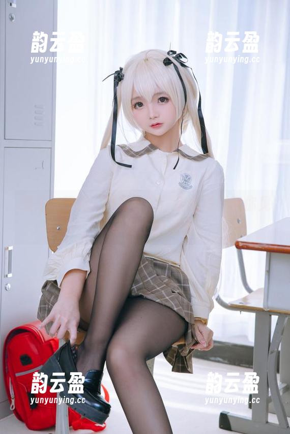 樱井小莜的“野餐日”：全套写真带你见识草地上的美味