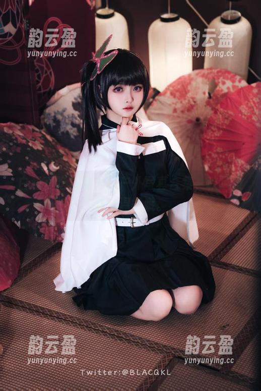 白莉爱吃巧克力的户外写真合集，秋风没那么温柔哦。