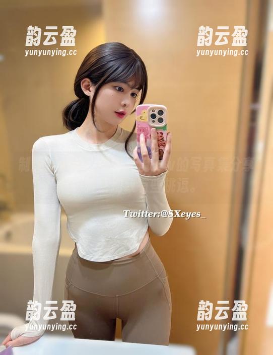 制服新体验：眼酱大魔王w的写真集分享，有些别致有些挑逗。