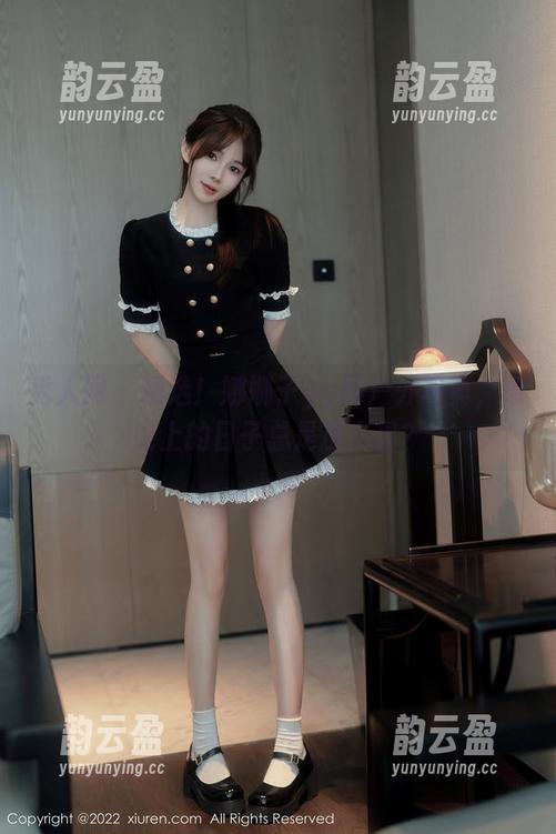 秀人网 - 精选！娜娜子yy的户外写真，草地上的日子总是那么易？