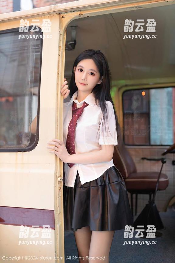秀人网 - 果儿victoria带来的图集，成熟御姐的制服诱惑，资源栏里满满都是不经意的美好