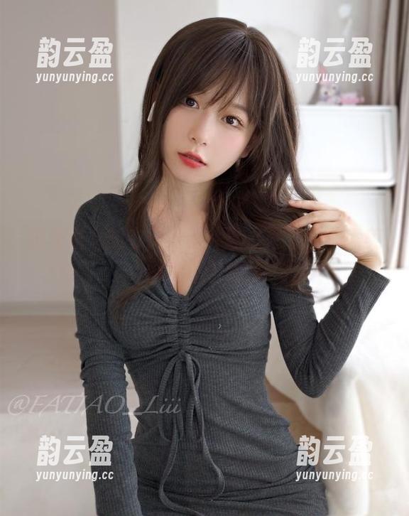 把修道女的衣服穿上，迷之呆梨的私房美图太迷了哈哈