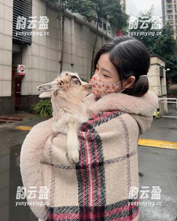 陈妮妮UNI 微密圈 - 医疗资源?不,是陈妮妮UNI在线出镜,护士也要走心!