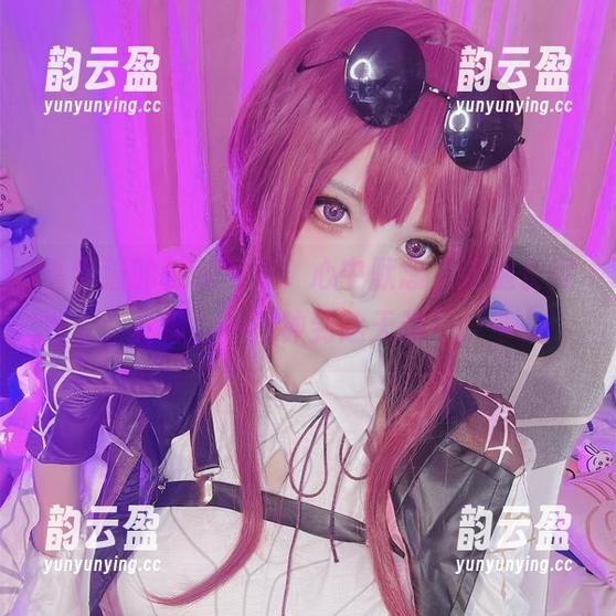 看雪猫的长腿写真，心中默念“这腿长得真像，一秒钟到达天边”。