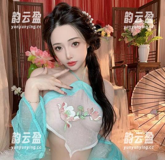 作品集中梧桐树下的雯妹不讲道理与黑猫内衣谈心