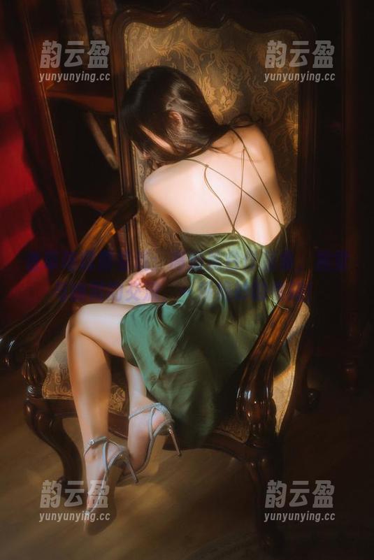 香草喵露露呈现：高清黑白作品集，视觉与幽默的交流，一场绝妙的赛跑！