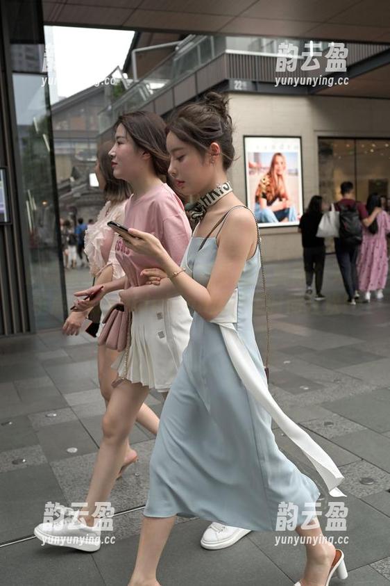 魔镜街拍-玲玲 魔镜街拍 - 玲玲的高清套图:就两个人的车展,tixiudubian成一场时尚狂欢!