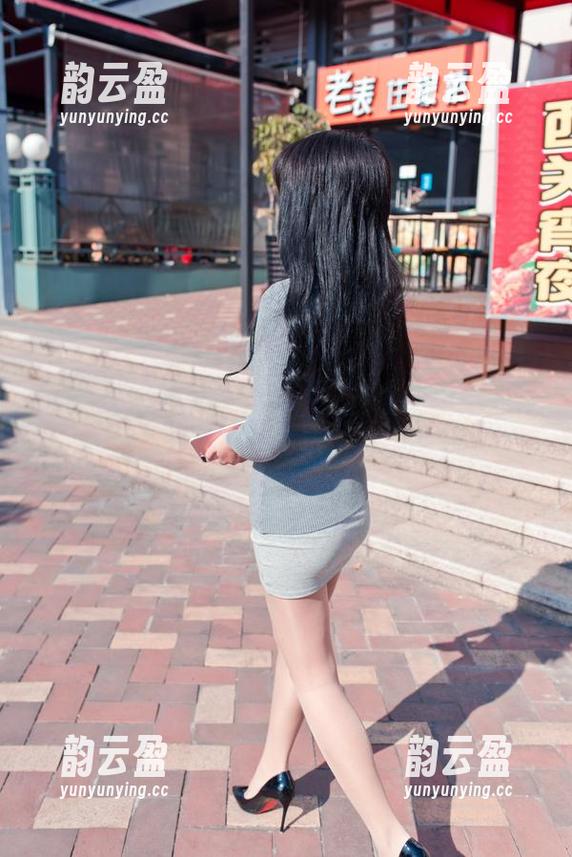 这套OL制服黑丝原图，来自魔镜街拍，裙子短得我心都在打鼓…突发奇想？